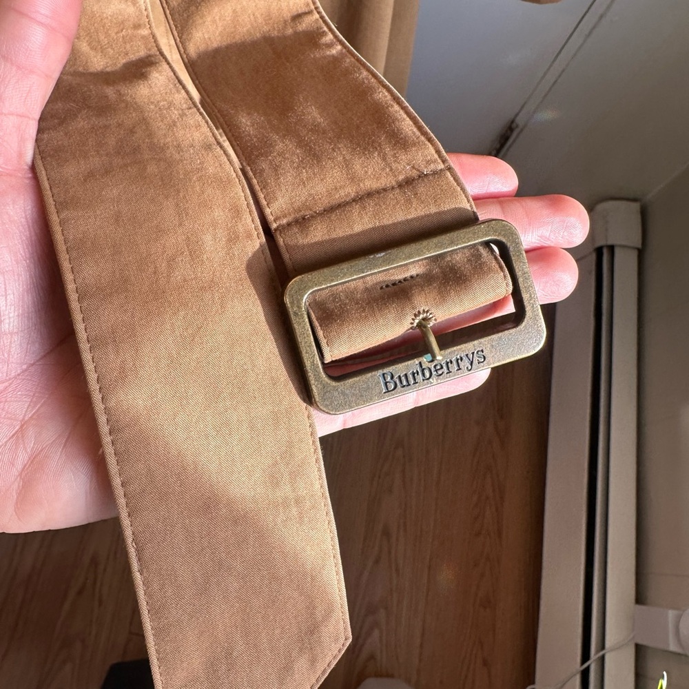 UNIQUE Tan Burberry Trench Coat with Gold Buckle Belt - Picture 5 of 15